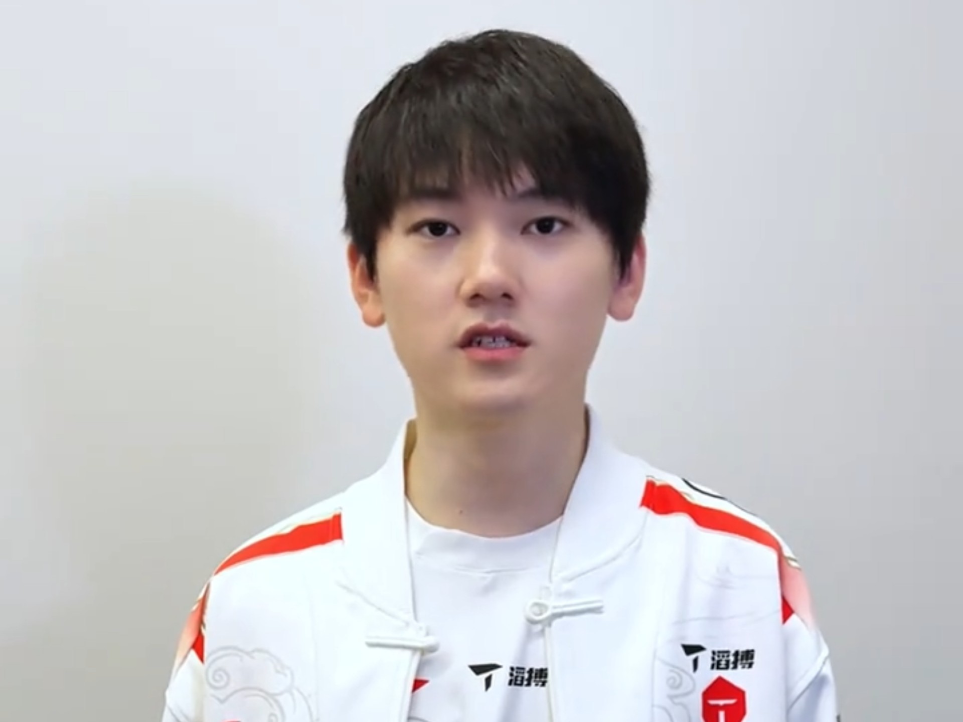 包含JackeyLove官方宣布比赛局势复杂新规，老鹰引发争议！上演精彩一战的词条
